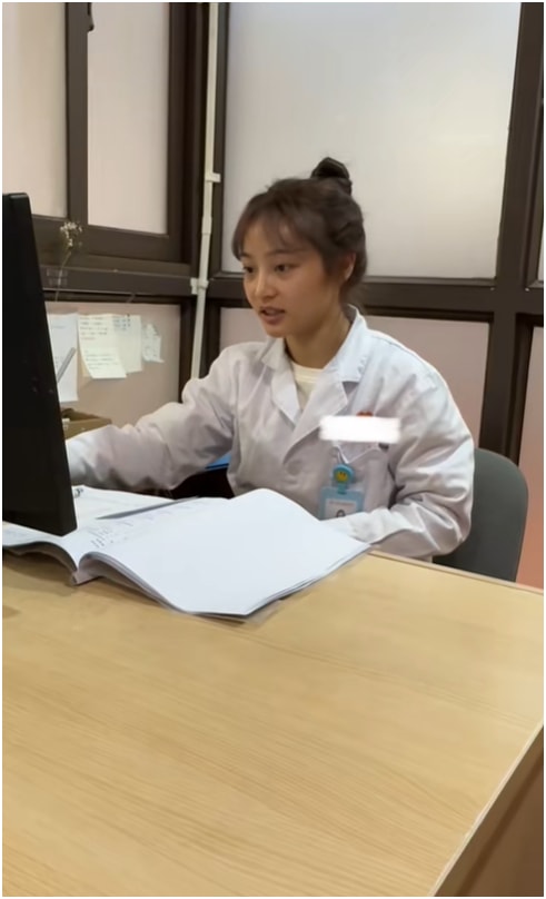 Bất ngờ với câu chuyện của cô gái bán phế liệu vừa là bác sĩ , vừa kiếm 3 triệu / ngày - Ảnh 3.