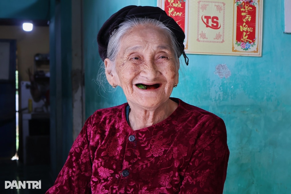 Người phụ nữ chèo đò ở Việt Nam được mệnh danh “cụ bà đẹp nhất thế giới” - 2