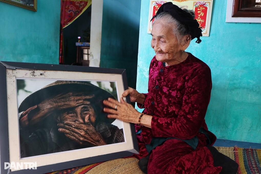 Người phụ nữ chèo đò ở Việt Nam được mệnh danh “cụ bà đẹp nhất thế giới” - 1