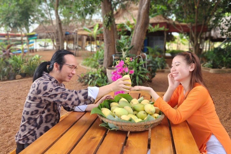 Cô gái đẹp như hoa hậu bất chấp định kiến, yêu “chú khiếm thị” hơn 18 tuổi - 7