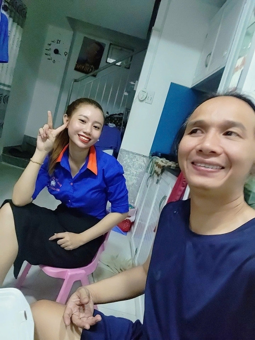 Cô gái đẹp như hoa hậu bất chấp định kiến, yêu “chú khiếm thị” hơn 18 tuổi - 1
