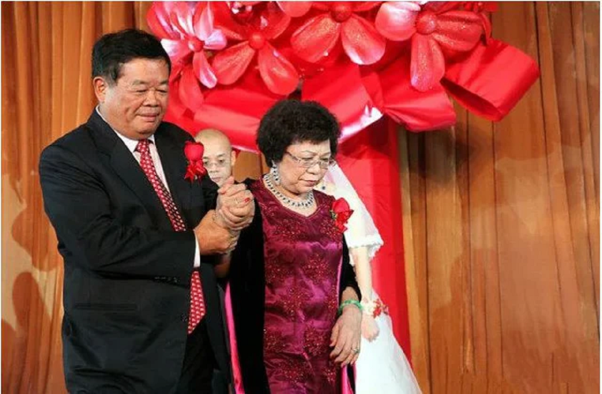 Chân dung vị tỷ phú lấy vợ mù, bắt con trai làm công nhân và cái kết ngỡ ngàng- Ảnh 2.