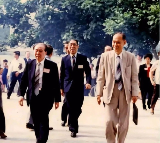 Lý Gia Thành và hành trình từ chàng trai nghèo đến tỷ phú: Câu chuyện tình yêu và khởi nghiệp - Ảnh 3.