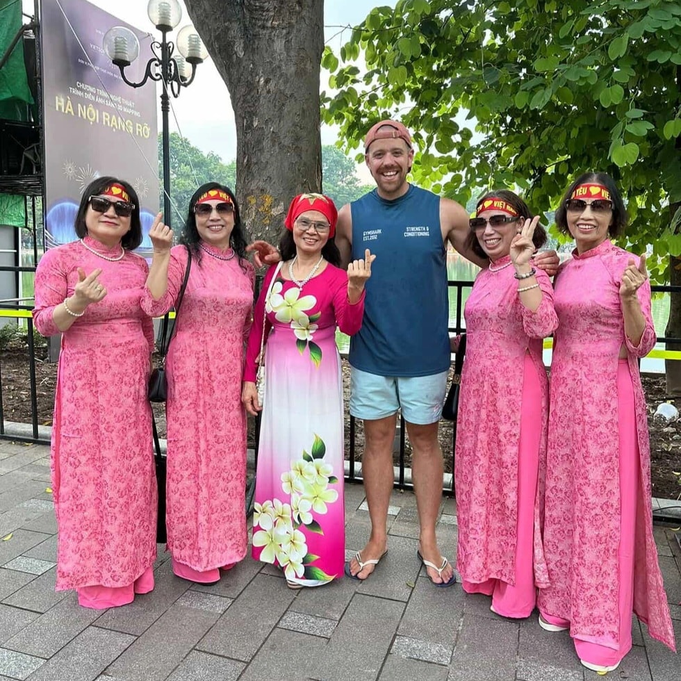 Khách Tây nói “Việt Nam an toàn nhất thế giới”, kể trải nghiệm lúc 1h đêm - 1