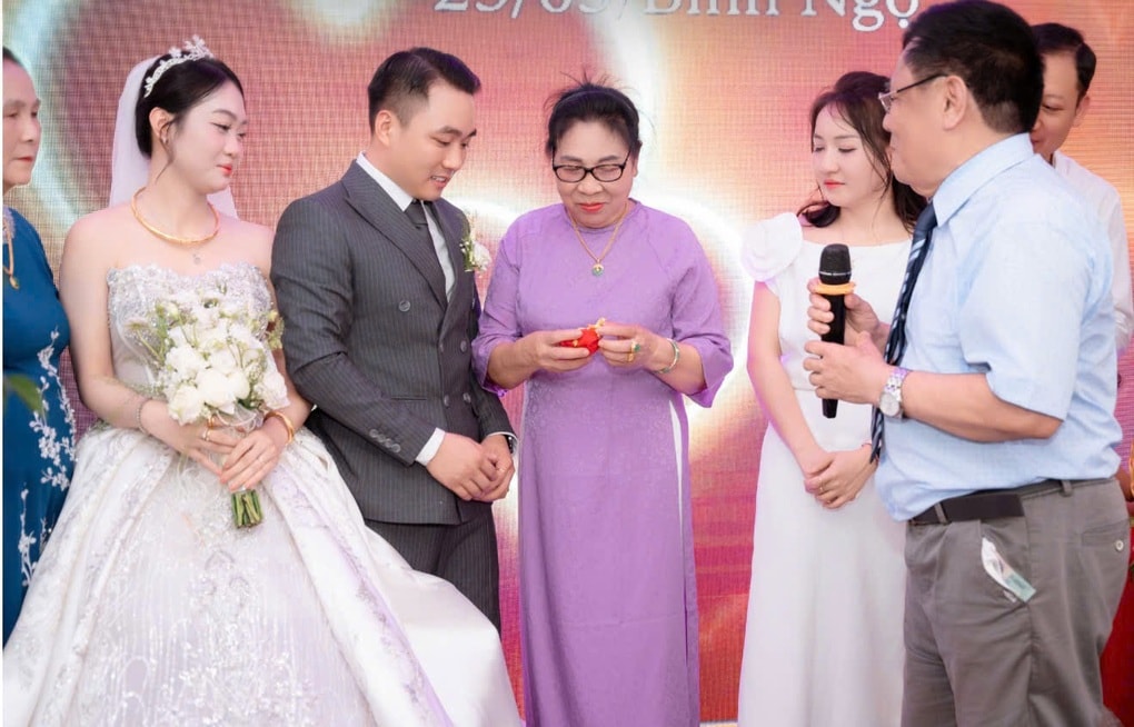 Chú rể Ninh Bình bật khóc nhận món quà bí mật cha quá cố gửi 26 năm trước - 2
