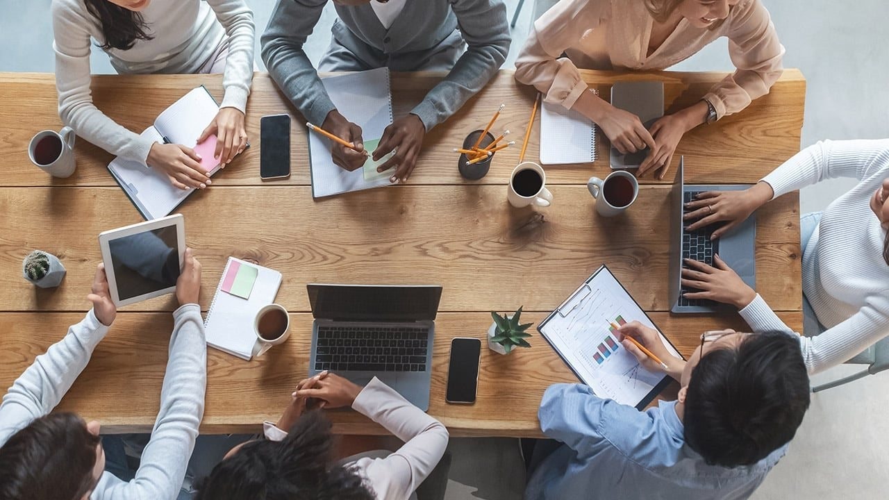 Cựu CEO Google phản đối AI tại lễ tốt nghiệp: Gen Z không còn tin tưởng tương lai công nghệ - Ảnh 2.