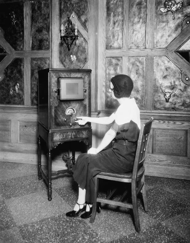 Muốn không bị AI đào thải hãy học hỏi từ cuộc cách mạng công nghệ năm 1920 - Ảnh 4. Muốn không bị AI đào thải hãy học hỏi từ cuộc cách mạng công nghệ năm 1920 - Ảnh 4.