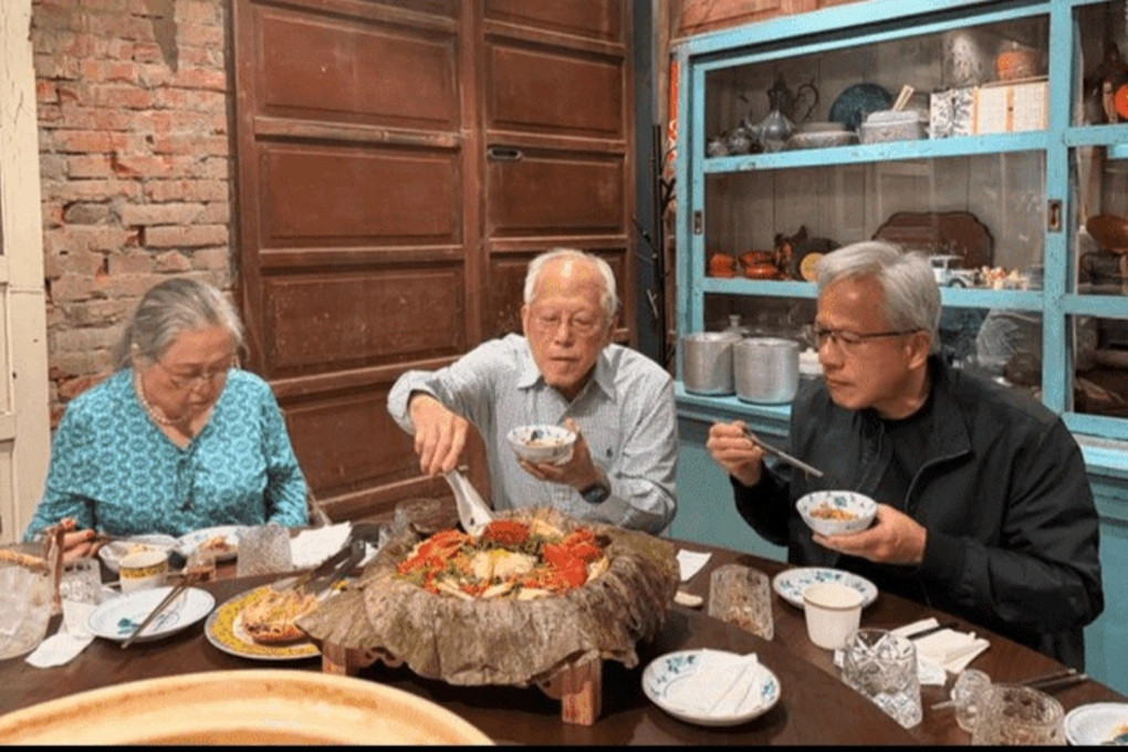 Bức ảnh bữa cơm gia đình của tỷ phú Jensen Huang khiến nhiều người suy ngẫm - 1