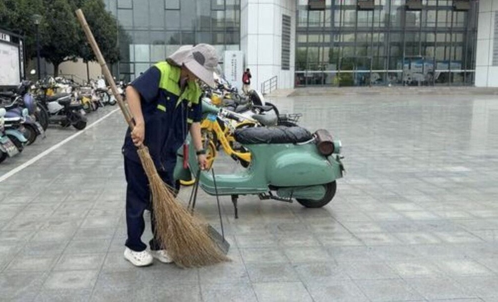 Nữ lao công trúng tuyển thạc sĩ ngay tại ngôi trường đang làm việc - 2