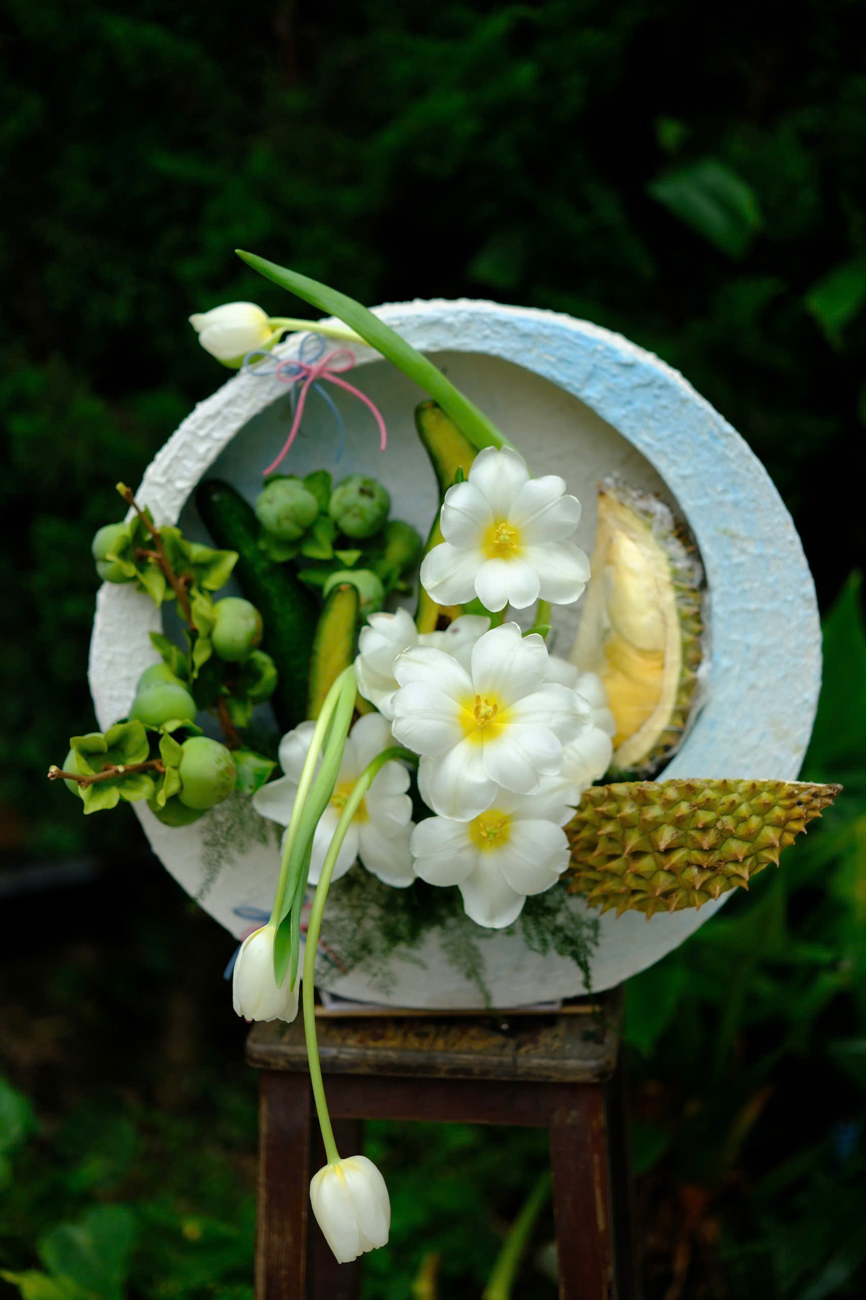 Sầu riêng, bơ, hồng non xuất hiện trong những tác phẩm cắm hoa lạ mắt ở Đà Lạt - Ảnh 3. Sầu riêng, bơ, hồng non xuất hiện trong những tác phẩm cắm hoa lạ mắt ở Đà Lạt - Ảnh 3.