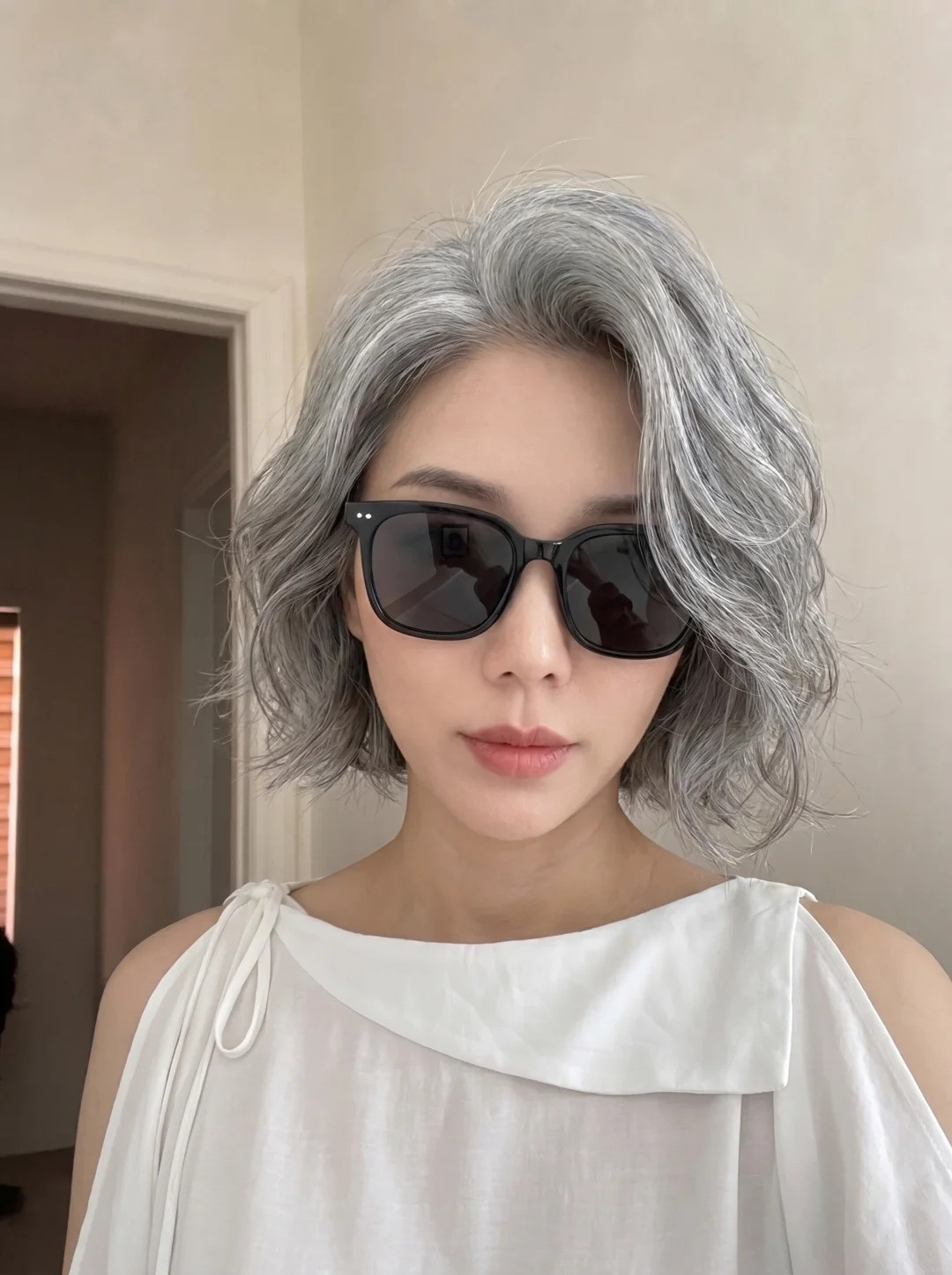 Quiet Silver: Khi mái tóc bạc không còn là điều phải che giấu mà trở thành tuyên ngôn của vẻ đẹp trung niên - Ảnh 4.