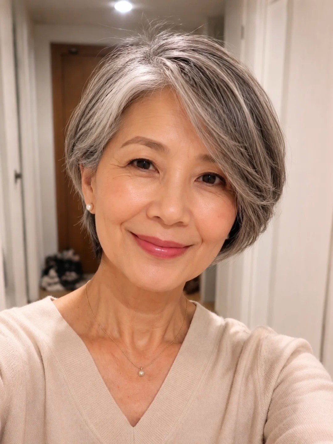 Quiet Silver: Khi mái tóc bạc không còn là điều phải che giấu mà trở thành tuyên ngôn của vẻ đẹp trung niên - Ảnh 1.