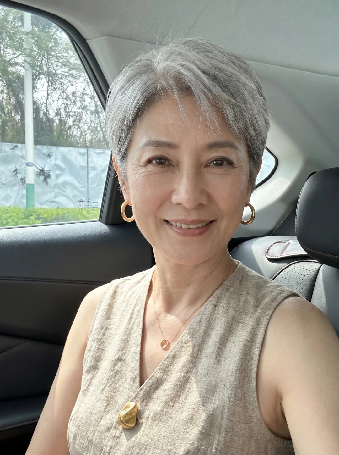 Quiet Silver: Khi mái tóc bạc không còn là điều phải che giấu mà trở thành tuyên ngôn của vẻ đẹp trung niên - Ảnh 3.
