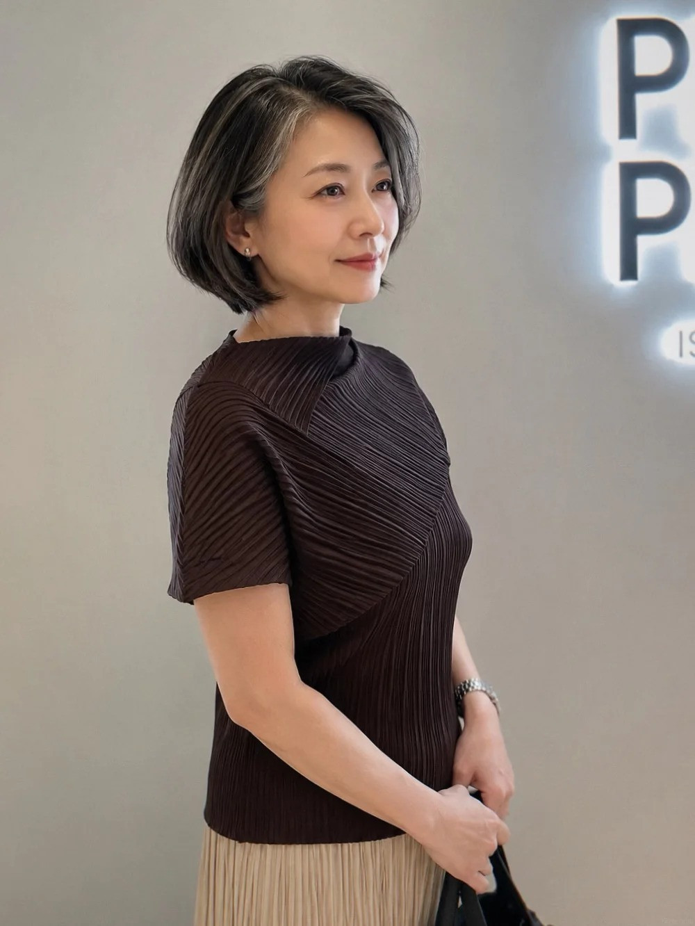 Quiet Silver: Khi mái tóc bạc không còn là điều phải che giấu mà trở thành tuyên ngôn của vẻ đẹp trung niên - Ảnh 2.