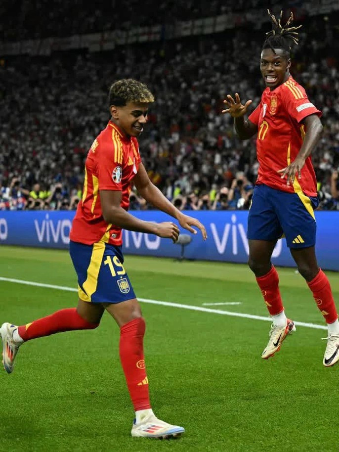 Hành trình 3.000 km vượt sa mạc khi mang thai đến chiếc huy chương World Cup trên cổ của mẹ Nico Williams - Ảnh 5.