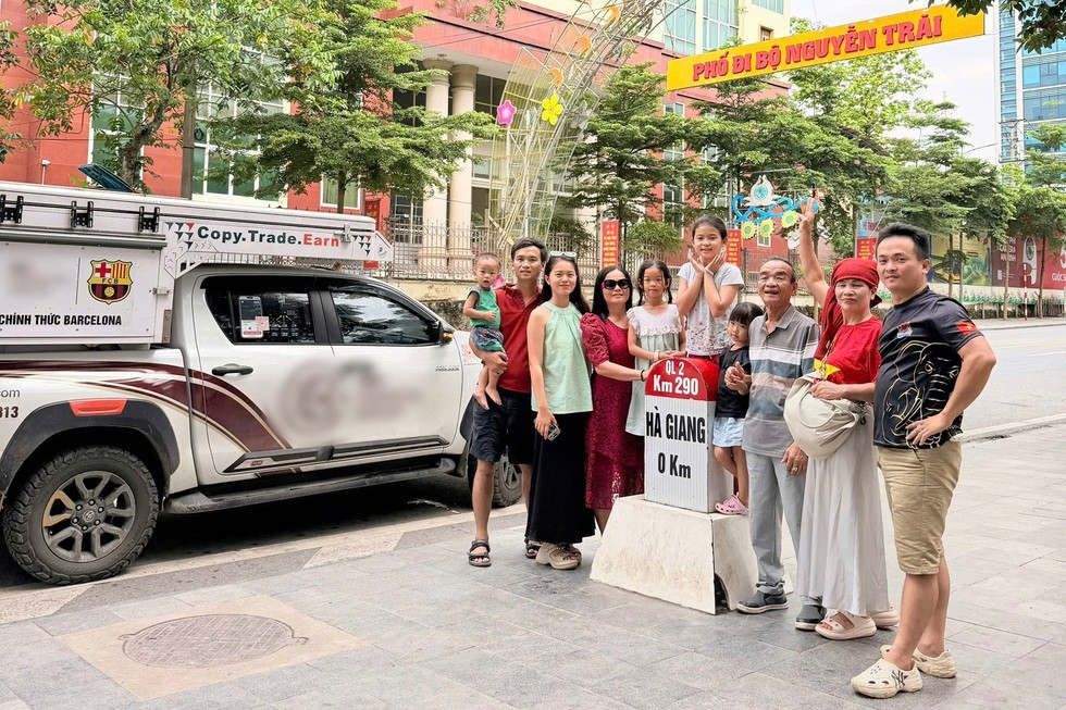 Vợ chồng TPHCM mang nhà di động 1,5 tỷ đồng đưa bố mẹ phượt 2.000km - 1