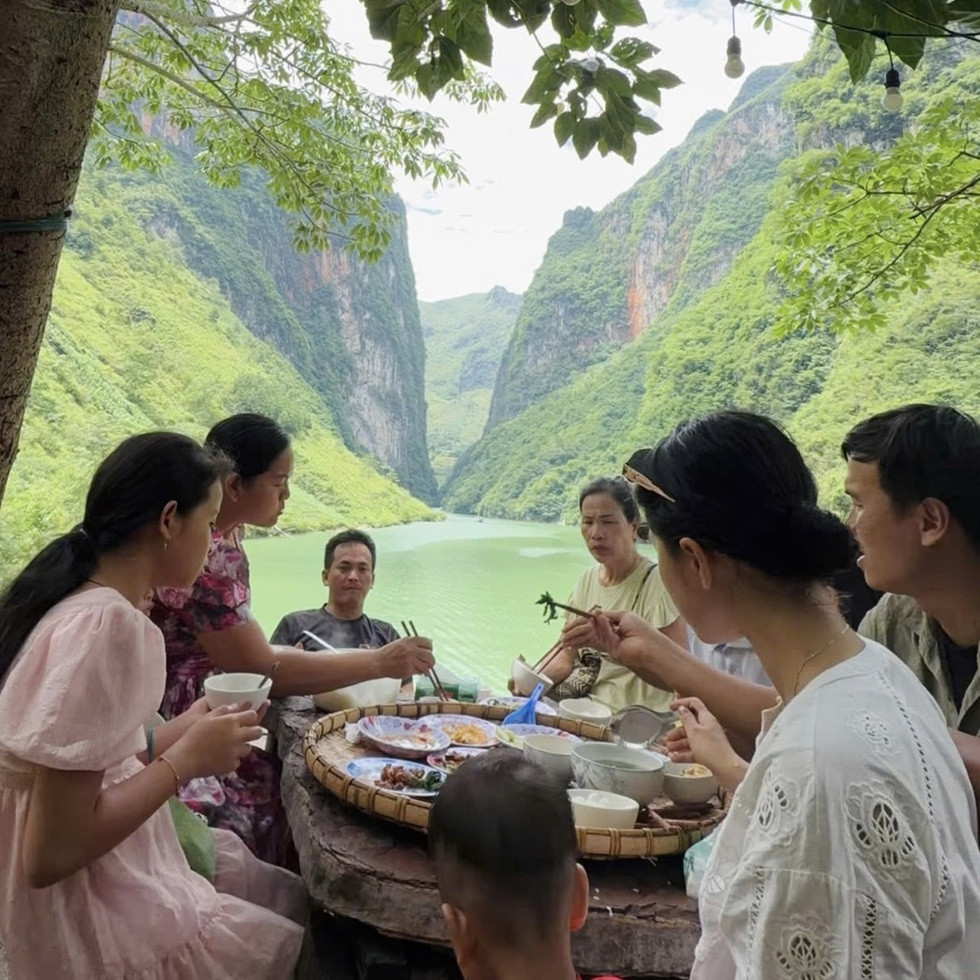 Vợ chồng TPHCM mang nhà di động 1,5 tỷ đồng đưa bố mẹ phượt 2.000km - 9