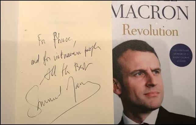 Tổng thống Pháp trao bản quyền cuốn sách ‘Cách mạng’ cho Việt Nam