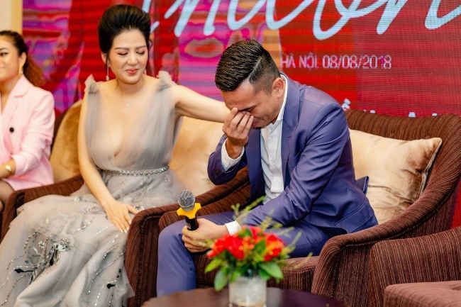 Nhạc sĩ Tú Dưa bật khóc khi nhắc đến chuyện tình của bố mẹ trong MV Đinh Hiền Anh