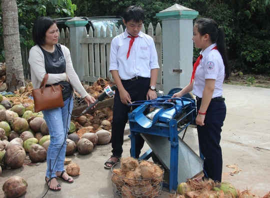 Máy bóc vỏ trái dừa giá chỉ 2 triệu đồng của hai học sinh lớp 8