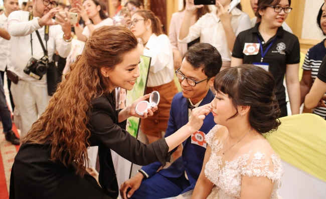 Hồ Ngọc Hà, Nguyễn Phi Hùng xúc động trong  lễ cưới của 40 cặp đôi khuyết tật