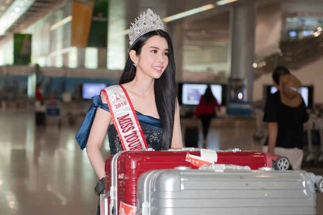 Huỳnh Vy đội vương miện Miss Tourism Queen Worldwide 2018 rạng rỡ về nước