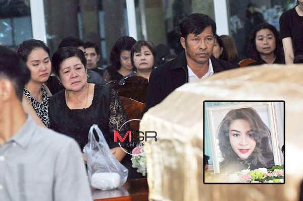 Người mẹ suy sụp bên di thể Á hậu Thái Lan chết vì tai nạn máy bay