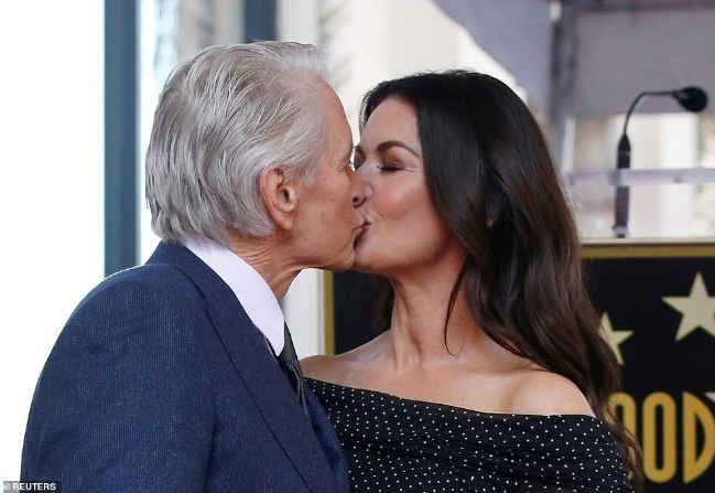 Michael Douglas hôn vợ cảm ơn khi được vinh danh trên đại lộ danh vọng Hollywood