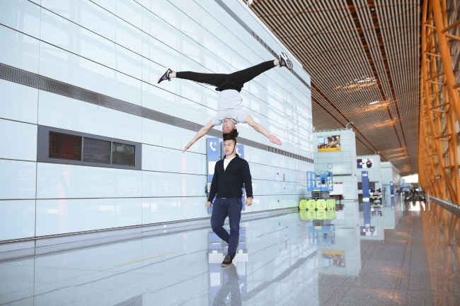 Quốc Cơ - Quốc Nghiệp diễn tập tại sân bay Trung Quốc khi sang Ý xác lập kỉ lục Guinness