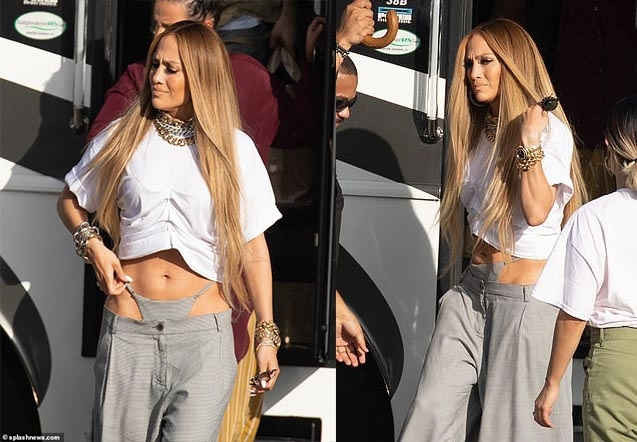 Jennifer Lopez gây sốc khi lăng-xê trang phục quái lạ