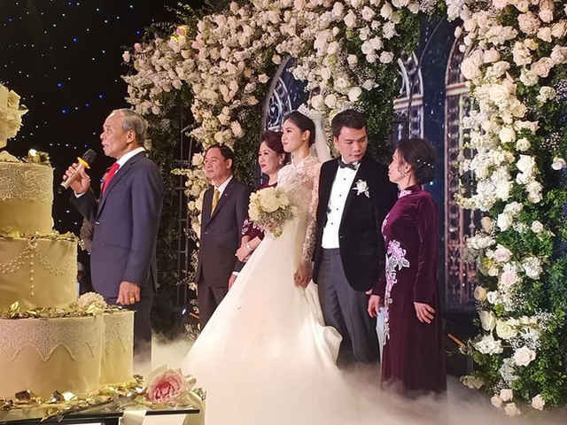 Á hậu Thanh Tú nắm tay chồng cổ vũ tuyển Việt Nam trong lễ cưới