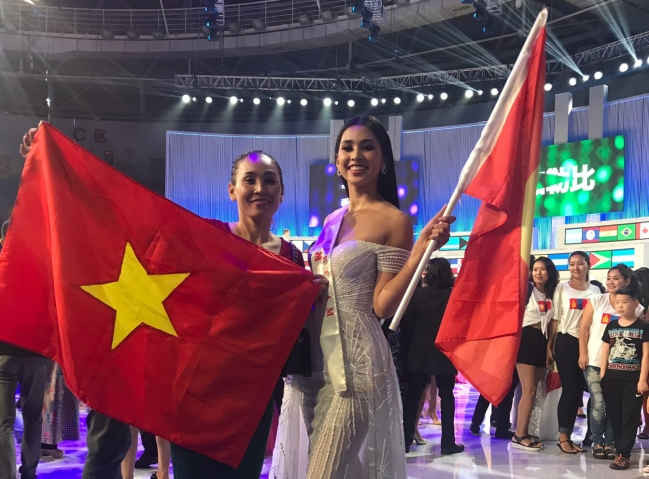 Tiểu Vy tự hào giương cao cờ Việt Nam khi kết thúc chung kết Miss World 2018