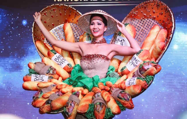 Váy 'Bánh mì' của H'hen Niê lọt vào top 10 Trang phục truyền thống đẹp nhất Miss Universe 2018