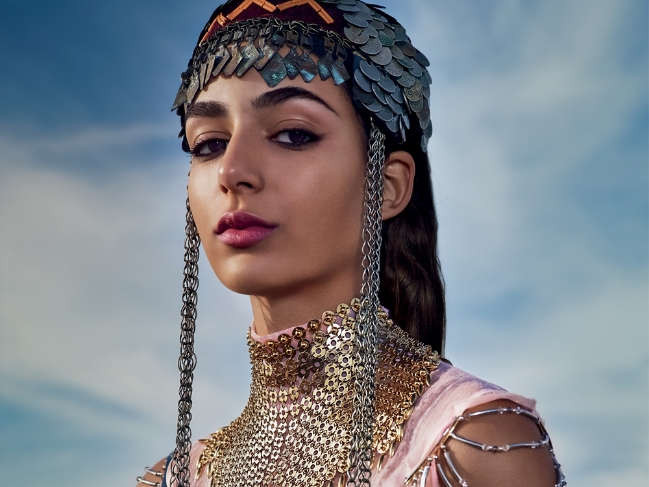Người mẫu Maroc 19 tuổi giành được chiến dịch quảng cáo lớn đầu tiên với Chanel