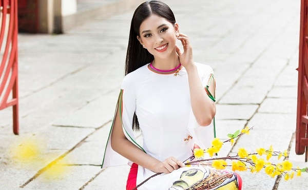 Hoa hậu Trần Tiểu Vy duyên dáng trong áo dài xuân