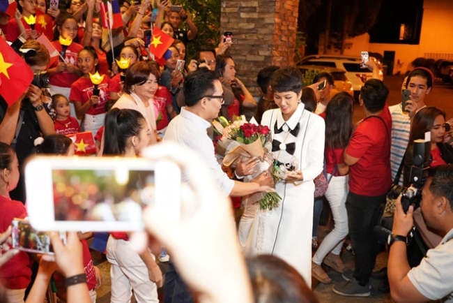 H'Hen Niê cảm động suýt khóc khi được chào đón nồng nhiệt tại Philippines