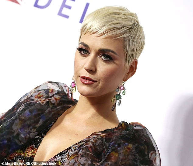 Katy Perry bị chỉ trích dữ dội vì thiết kế 'mặt đen' trên giày dép
