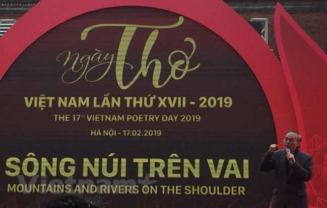 Tranh cãi về câu khẩu hiệu tiếng Anh trong Ngày thơ Việt Nam 2019