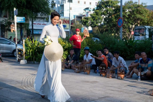 H’Hen Niê dịu dàng trong tà áo dài trắng thanh lịch trong vai trò đại sứ