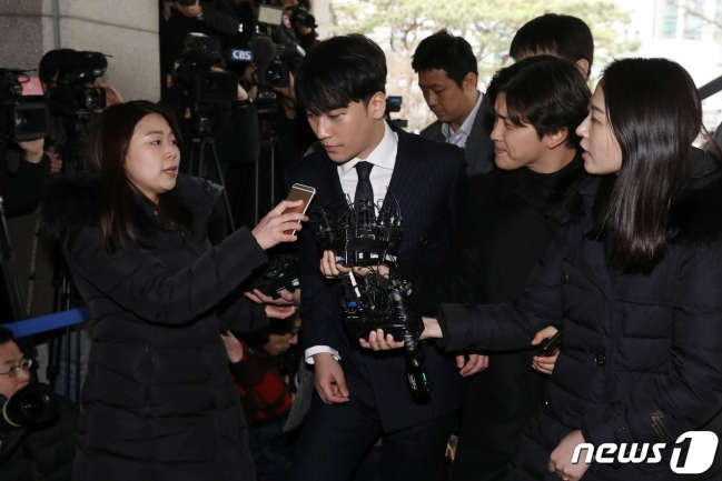 Seungri, Jung Joon Young cúi đầu xin lỗi khi đến trình diện cảnh sát về tội quay lén và phát tán clip sex