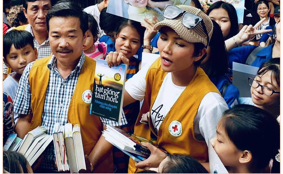 Hoa hậu Hen Nie truyền cảm hứng, tặng sách 'Hạt giống tâm hồn' cho trẻ em mồ côi