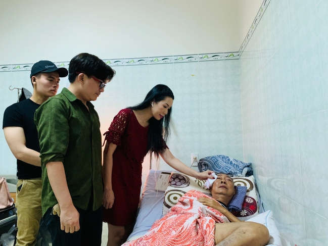 Nghệ sĩ Lê Bình: 'Vô bệnh viện rồi tiền tỉ như giấy lộn'