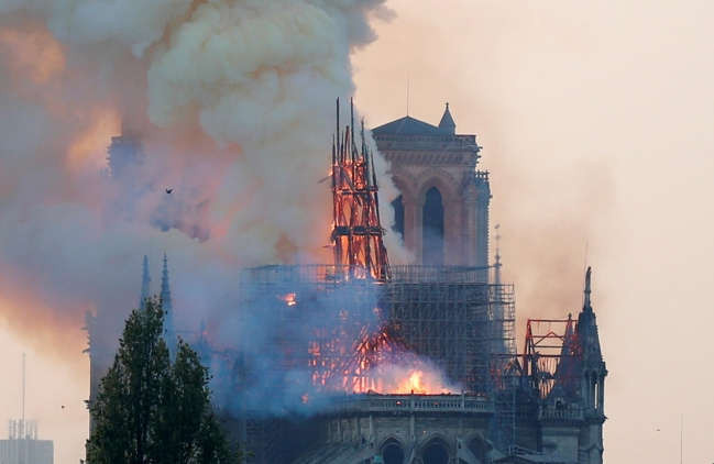 Nhà thờ Đức Bà Paris: Trái tim Paris ngừng đập nhưng 'phượng hoàng sẽ hồi sinh từ tro tàn'