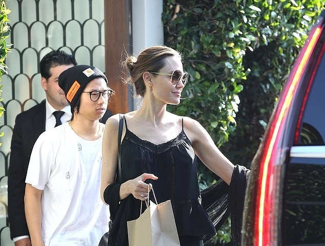 Angelina Jolie khỏe khoắn bên con nuôi người Việt Pax Thiên