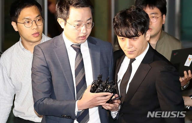 Seungri được thả về sau khi tòa án từ chối lệnh bắt giữ