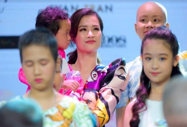 Đông Nhi góp mặt trong show diễn thời trang gây quỹ ủng hộ bệnh nhi ung thư