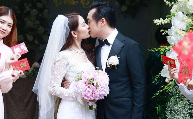 Dương Khắc Linh âu yếm hôn Sara Lưu trong hôn lễ