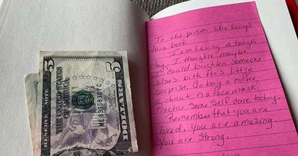 Nhận được 5 đô cùng tờ giấy kẹp trong sách từ một người lạ, cuộc sống của cô gái trẻ thay đổi hoàn toàn