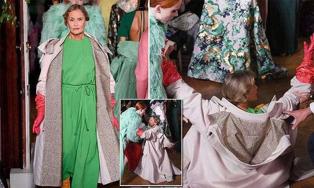 Người mẫu 75 tuổi Lauren Hutton té ngã trong show diễn thời trang ở Paris