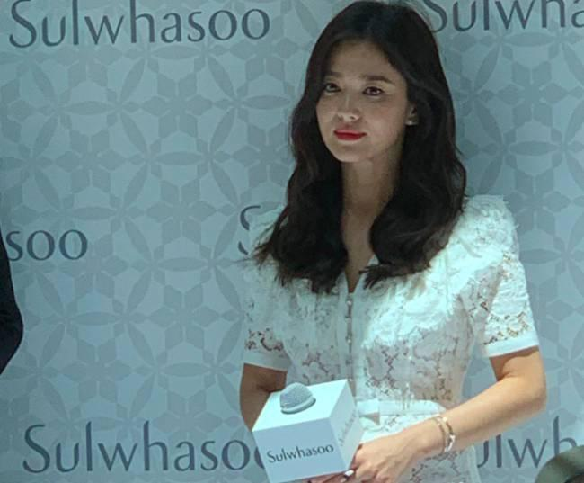 Song Hye Kyo buồn bã, gượng cười lần đầu xuất hiện sau vụ ly hôn ngàn tỉ